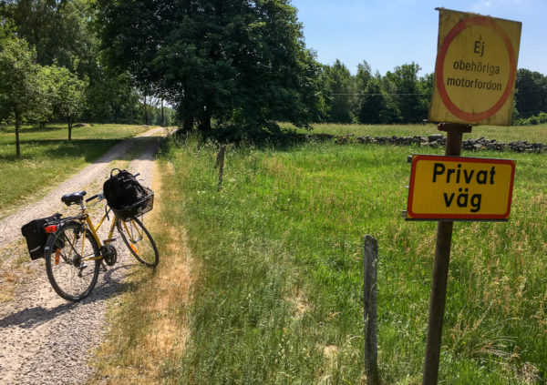 Att cykla har sina fördelar när man ska till konstiga ställen